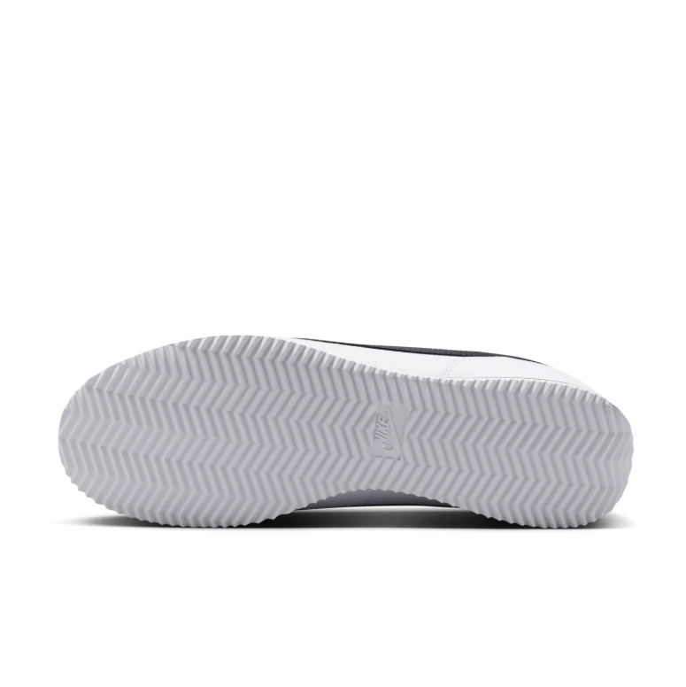 Nike Low-Top Sneakers - White & Black